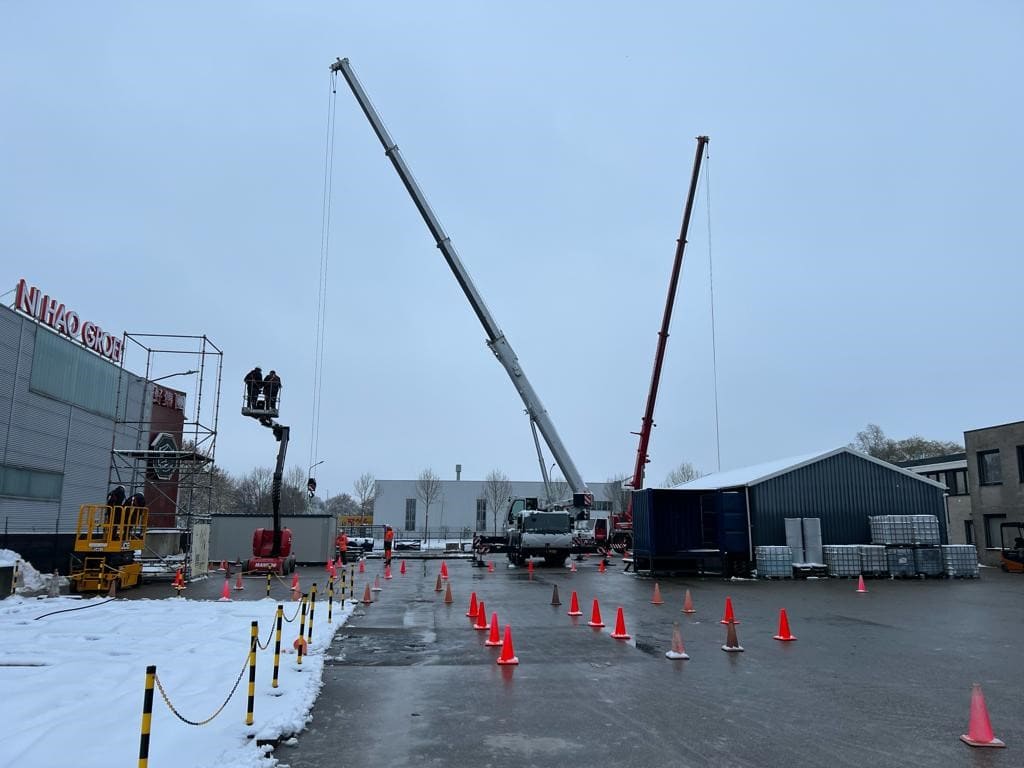 Deelnemers volgen opleiding machinist mobiele kraan TCVT W4-01 bij HOC met praktijkoefening op hijskranen