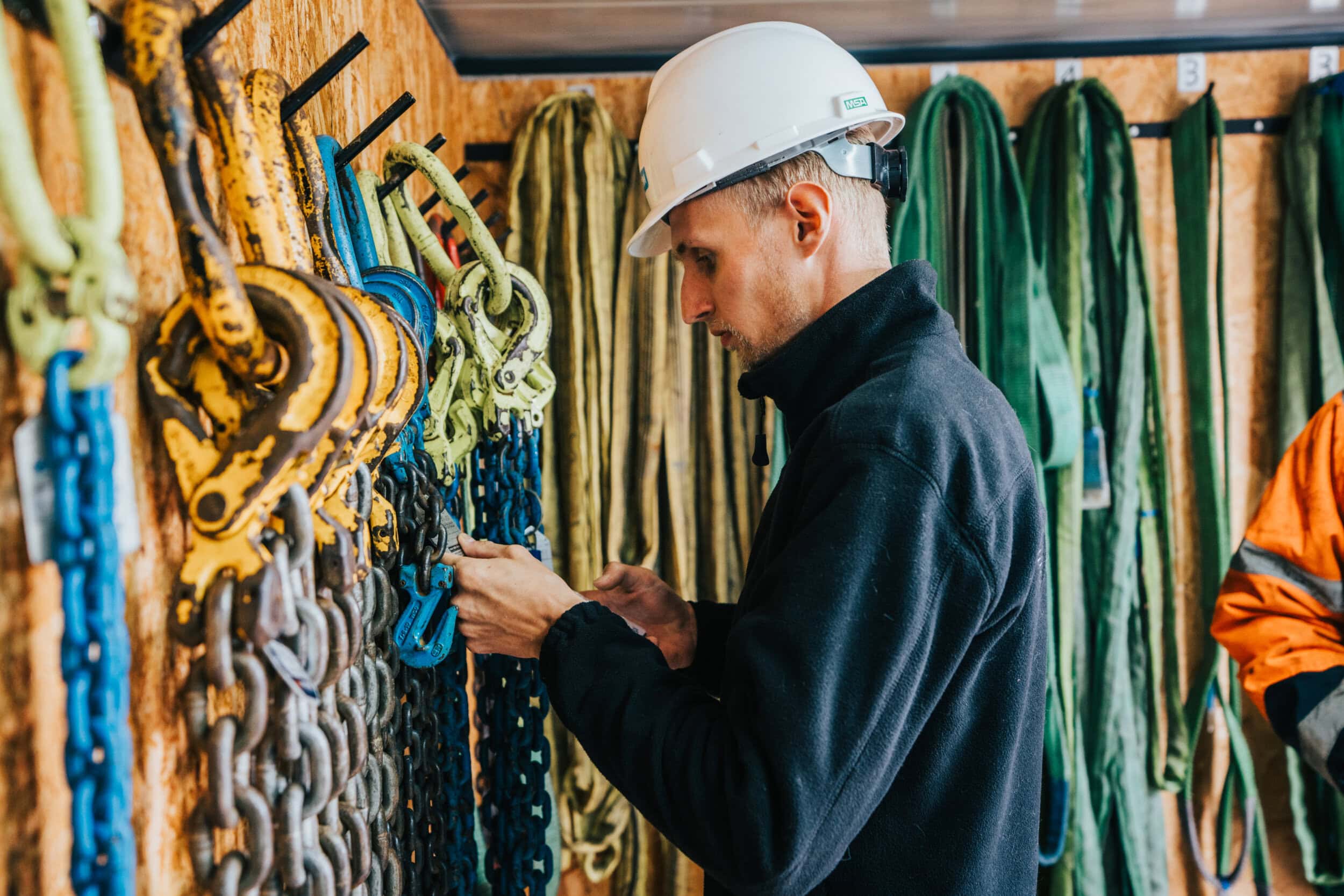 Hijsbegeleider rigger begeleidt hijswerkzaamheden volgens TCVT W4-08 veiligheidsnormen.