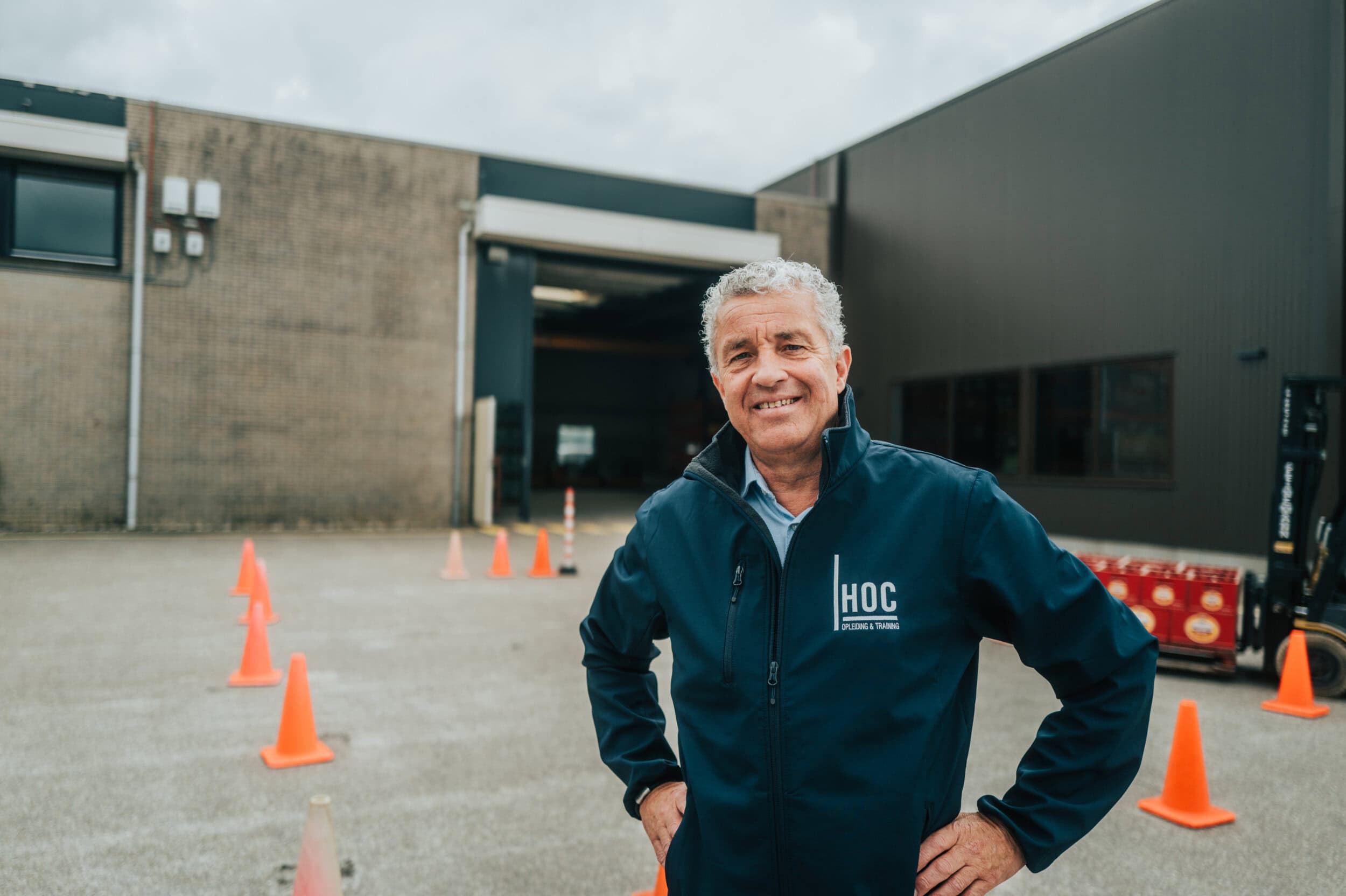 Trainer van HOC Opleiding & Training in HOC-jas tijdens veiligheidsinstructie over de Veiligheidsladder (Safety Culture Ladder)