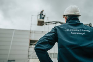 Hoogwerker in gebruik tijdens veiligheidstraining op locatie in Tynaarlo