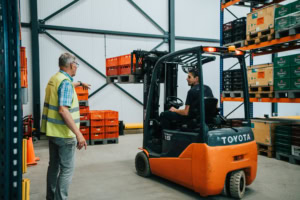 Heftrucktraining met instructeur tijdens cursus heftruck certificaat