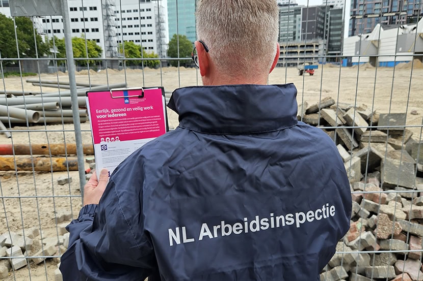 Inspecteur controleert of het arbobeleid op orde is op de werkvloer