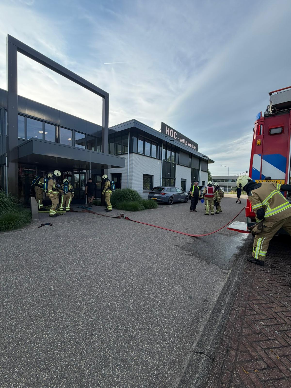Brandweeroefening met brandweer en rookontwikkeling bij HOC Training.